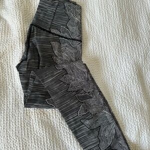 Special Edition lululemon printed leggings black and white wunder under